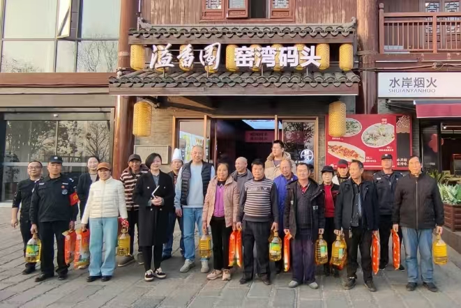 2025新春球友会-千亿球友会慰问窑湾历史文化街区物业工作人员
